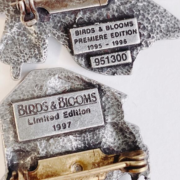 VTG Brooch Lot of 2 Signed Birds & Blooms Pewter Nature Hummingbird Birdhouse - Picture 8 of 9